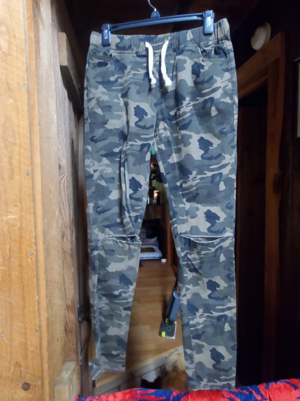 So Perla Distressed Camo Skinny Jogger Pants Size L (Fits Smaller Like 6/8)